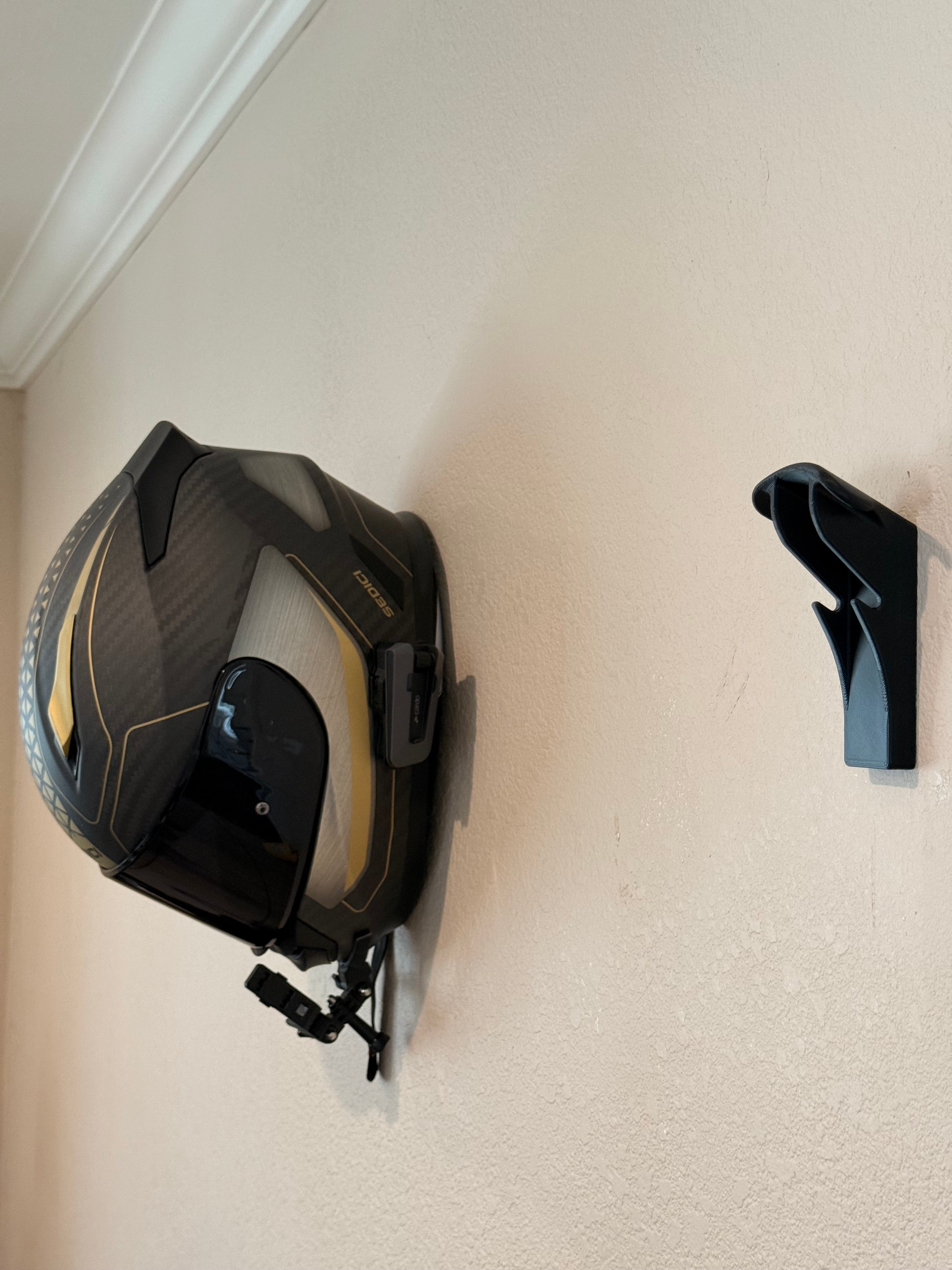 Slim Flush Helmet Wall Mount